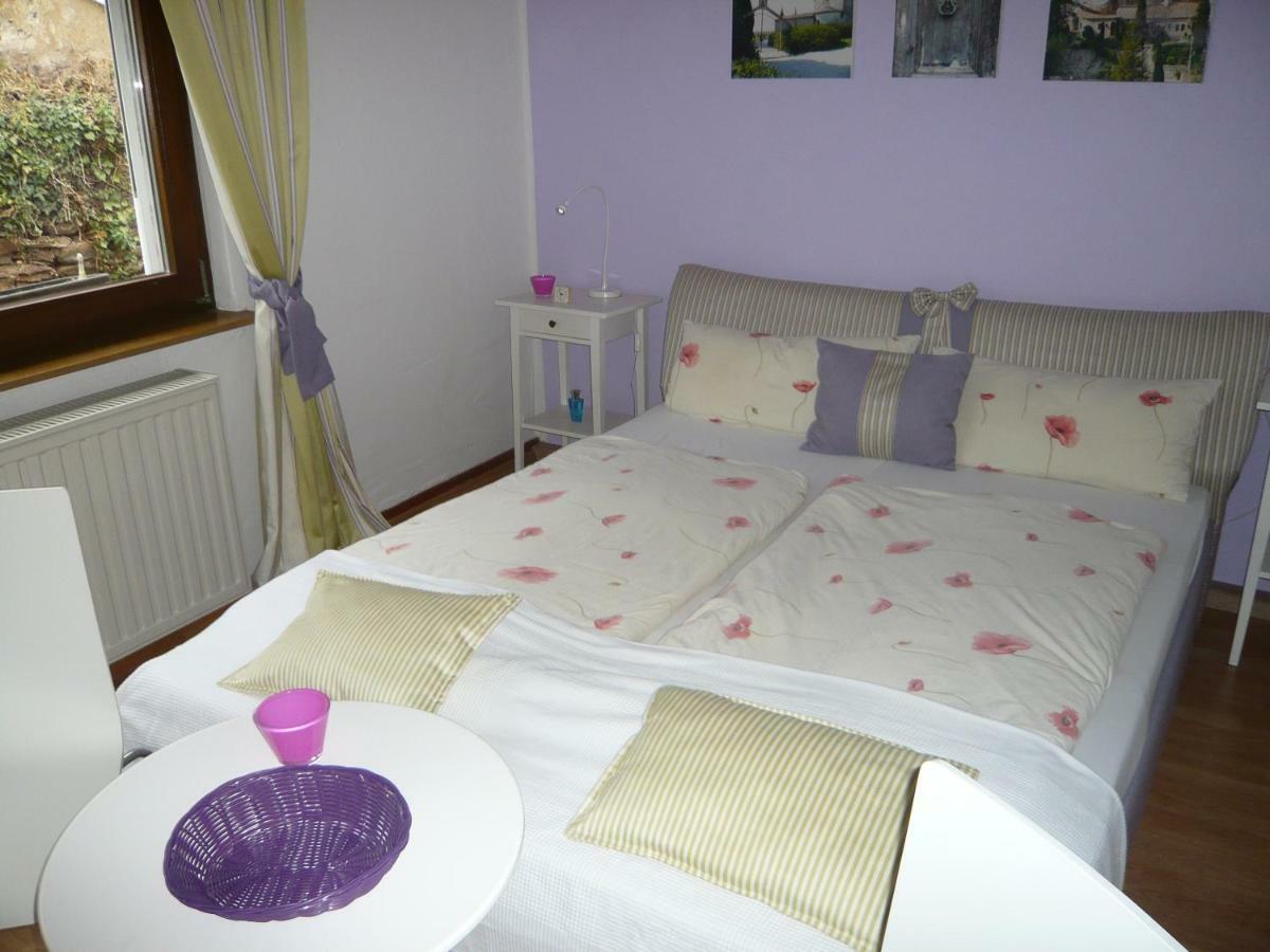 Pension Am Weinberg Mesenich Bagian luar foto